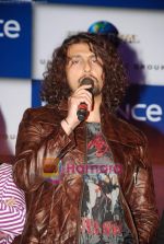 Sonu Nigam at Reliance Mobile 3G tie up with Universal Music in Trident on 4th Aug 2010 (5).JPG